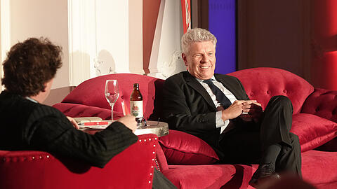 Oberbürgermeister Dieter Reiter zu Gast auf dem roten Sofa der AZ, zur Verfügung gestellt von Möbel Höffner.