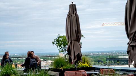 Wenn das Wetter gut ist, dann sieht man sogar die Berge von der Rooftop-Bar des "Fitzroy" in München. (Archivbild)