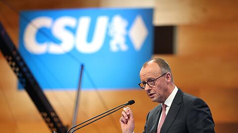 "Ich bin jedenfalls nicht bereit, das Thema Umwelt und Klimaschutz so hoch aufzuh&auml;ngen, dass damit ein gro&szlig;er Teil unseres industriellen Kerns in der Bundesrepublik Deutschland verloren geht", hatte Kanzler Merz (CDU) in seiner Rede auf dem CSU-Parteitag gesagt.