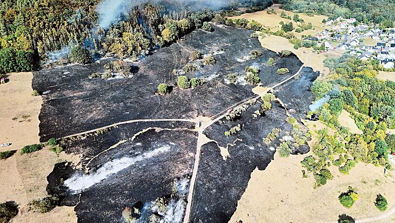 Am späten Sonntagabend meldete die Feuerwehr, dass der Brand gelöscht ist. Am späten Sonntagabend meldete die Feuerwehr, dass der Brand gelöscht ist.
