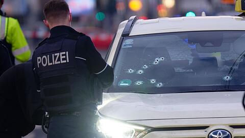 Zehn Einschussl&ouml;cher: Das Taxi am Tatort. (Archivbild)