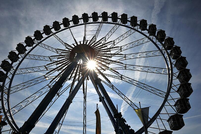 3,5 Millionen Gäste aus aller Welt: Zur Wiesn-Halbzeit wurden 3,4 Millionen Maß Bier getrunken. Bei den Münchnern war besonders der nostalgische Festbereich der &bdquo;Oidn Wiesn&ldquo; beliebt &ndash; etwa 200 000 Besucher waren dort schon zu Gast. Die Zwischenbilanz von Polizei und Rettungskräften fällt positiv aus.