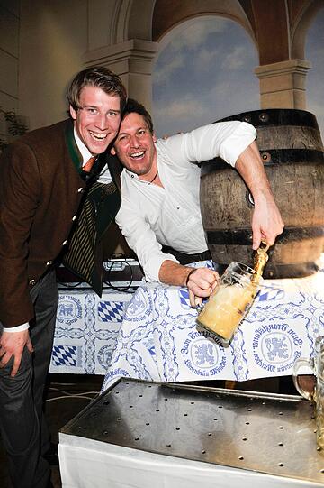Ozapft is! Gastgeber und Wiesn-Wirt Ludwig Reinbold und 089-Bar-Chef Andi Haidinger (r.) zapfen an.