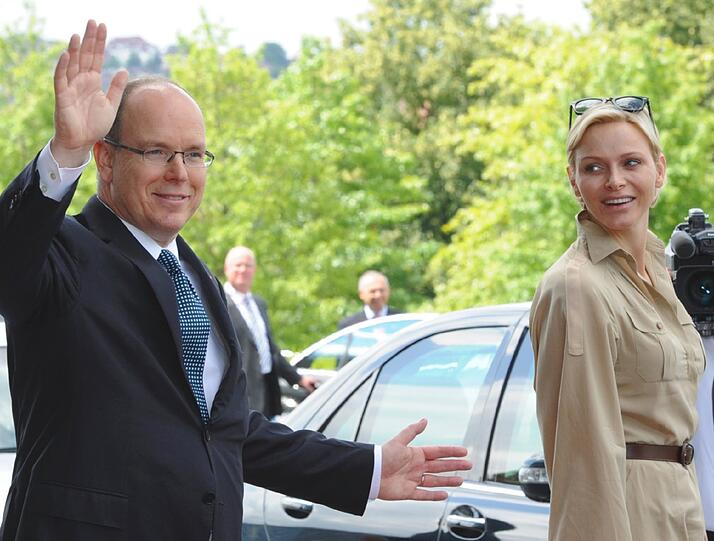 Fürst Albert II. und Fürstin Charlene von Monaco besuchen das Mercedes-Benz Museum in Stuttgart.