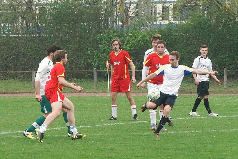 Und eine Szene aus dem aktuellen Turnier: Hier treffen der SFC Kronkorken und Rapid Maxvorstadt aufeinander, zwei von 164 Mannschaften.