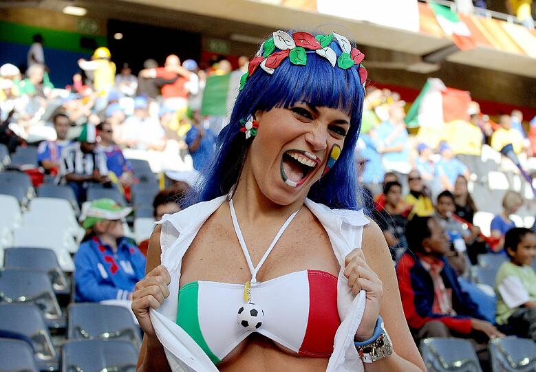 Auch diese Fans werden den Spielern einheizen! Zum Beispiel diese Dame aus Italien.