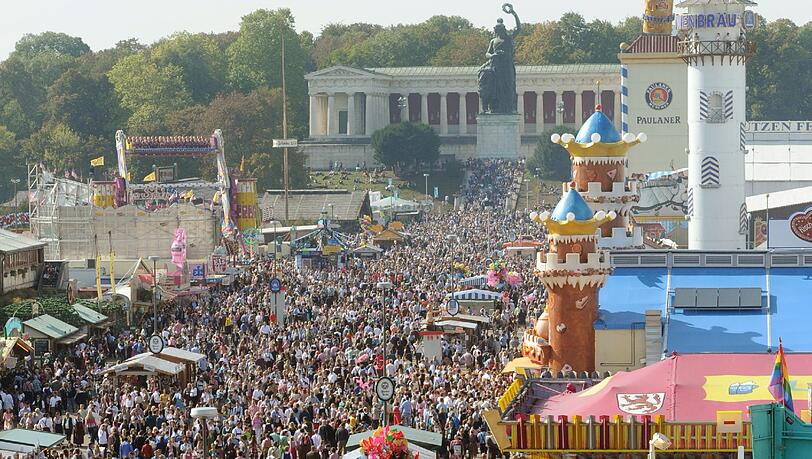 Der Bundesnachrichtendienst lud seit 2001 alljährlich ausländische Nachrichtendienste auf das Oktoberfest ein. Der Bundesnachrichtendienst lud seit 2001 alljährlich ausländische Nachrichtendienste auf das Oktoberfest ein.