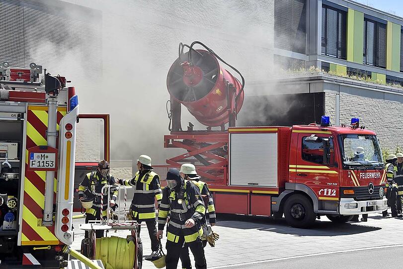 In der Garage des Gymnasiums brannten drei Autos. Die Bilder vom Feuerwehreinsatz.