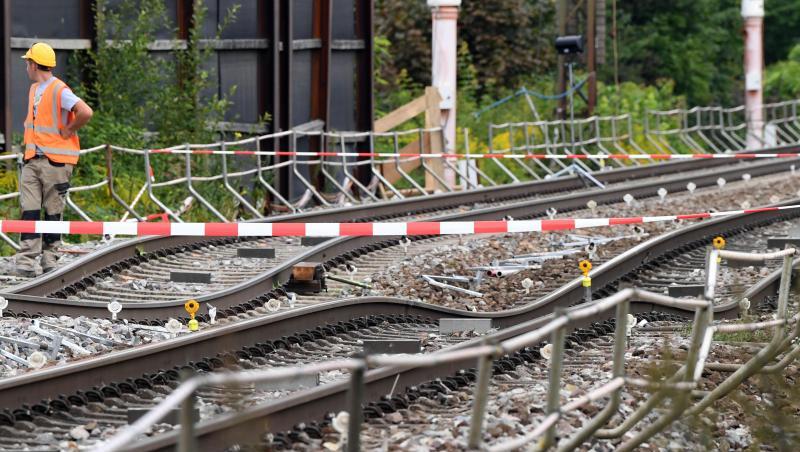 Ein Arbeiter an der Baustelle der Rheintalbahn bei Rastatt: Hier war das Gleisbett bei Tunnmelarbeiten abgesackt. Ein Arbeiter an der Baustelle der Rheintalbahn bei Rastatt: Hier war das Gleisbett bei Tunnmelarbeiten abgesackt.