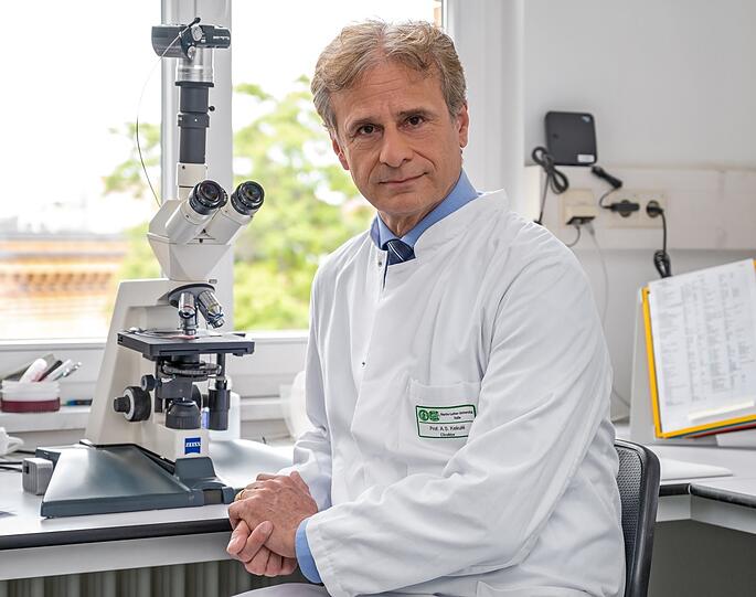 Professor Alexander Kekulé in seinem Labor im Institut für Medizinische Mikrobiologie in Halle an der Saale.