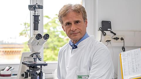 Professor Alexander Kekulé in seinem Labor im Institut für Medizinische Mikrobiologie in Halle an der Saale.