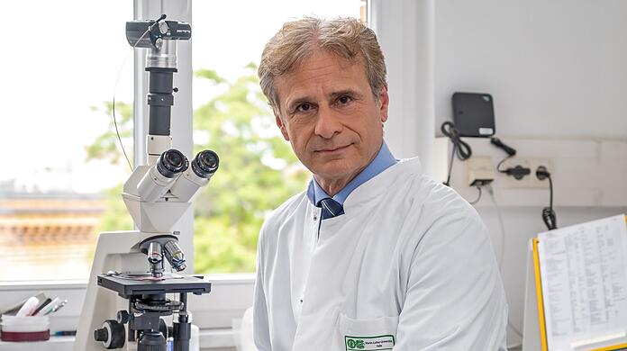 Professor Alexander Kekulé in seinem Labor im Institut für Medizinische Mikrobiologie in Halle an der Saale.
