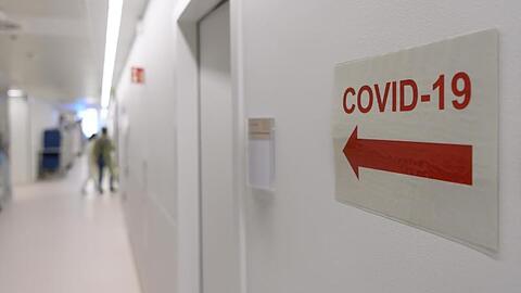 Ein Schild weist in einer Klinik den Weg zur Corona-Intensivstation.