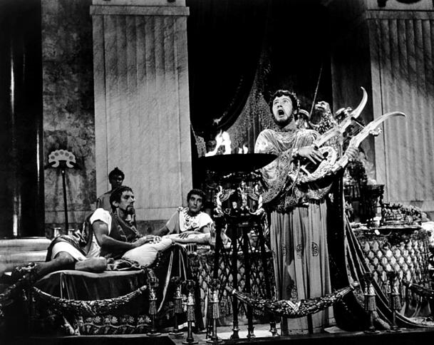 Legendär: Peter Ustinov als Kaiser Nero 1951 im Film Quo vadis an seiner Kithára. Legendär: Peter Ustinov als Kaiser Nero 1951 im Film Quo vadis an seiner Kithára.