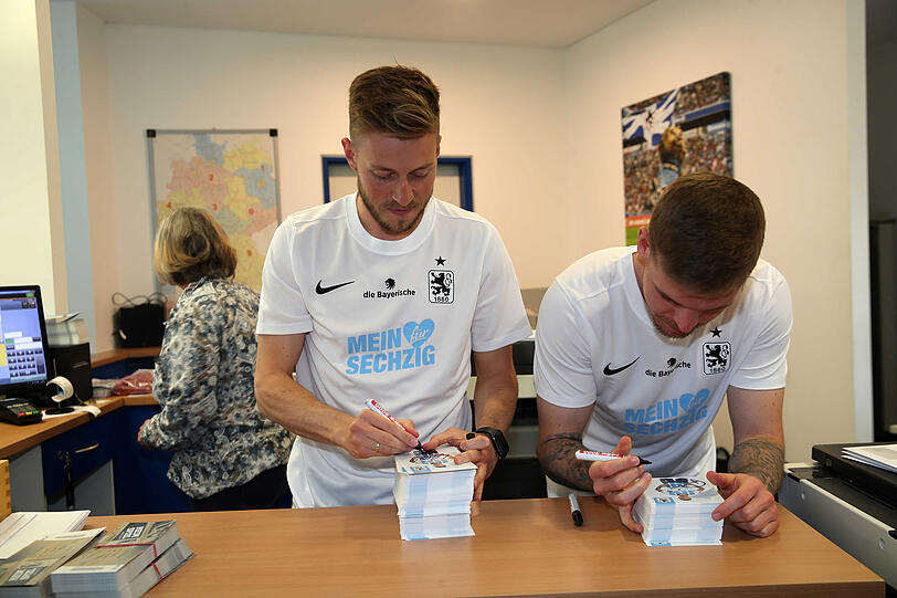 Übergabe an Marius Willsch (links) und Daniel Wein. Die beiden müssen erst einmal Autogrammkarten unterschreiben.