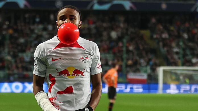 Nach seinem F&uuml;hrungstreffer bl&auml;st Christopher Nkunku einen Luftballon auf.