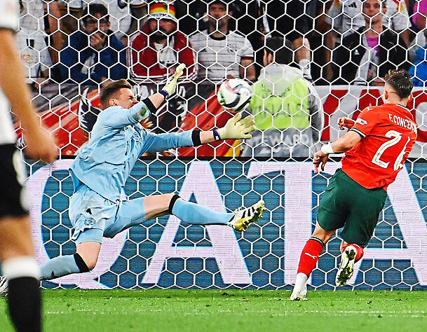 Ter Stegen (l.) ist es zu verdanken, dass die Niederlage gegen Portugal nicht höher ausfällt, er rettet hier gegen Conceição. Ter Stegen (l.) ist es zu verdanken, dass die Niederlage gegen Portugal nicht höher ausfällt, er rettet hier gegen Conceição.
