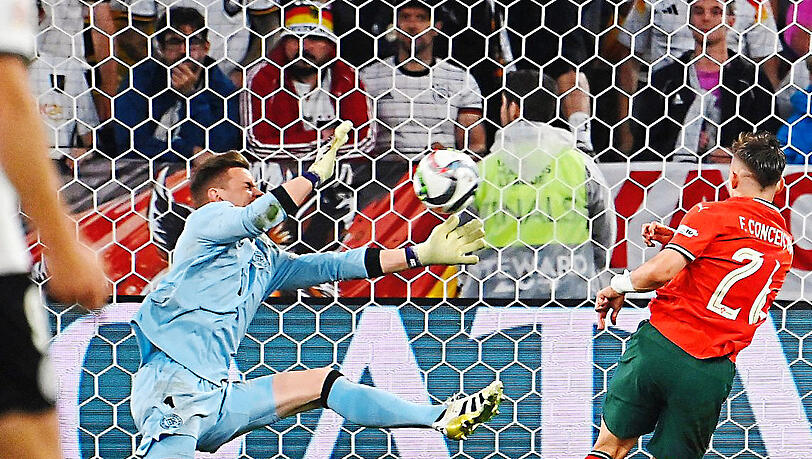 Ter Stegen (l.) ist es zu verdanken, dass die Niederlage gegen Portugal nicht höher ausfällt, er rettet hier gegen Conceição. Ter Stegen (l.) ist es zu verdanken, dass die Niederlage gegen Portugal nicht höher ausfällt, er rettet hier gegen Conceição.