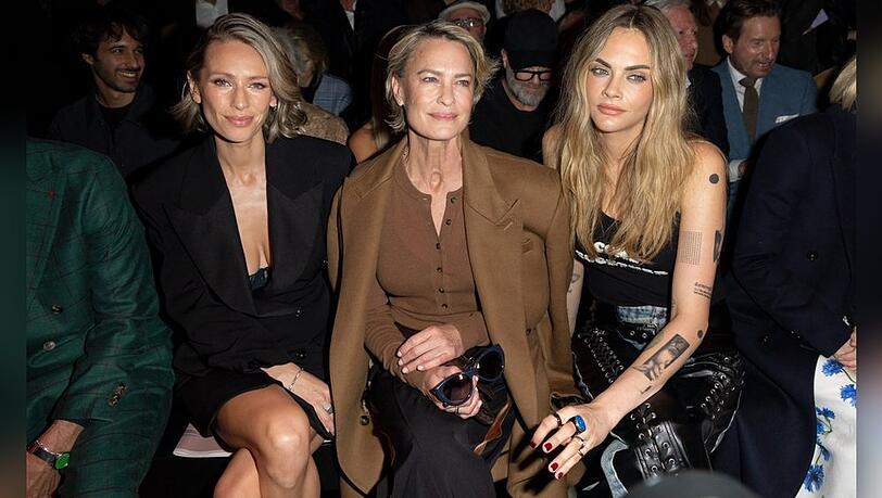 Dylan Penn (l.) und Robin Wright saßen bei der Stella-McCartney-Show neben Cara Delevingne in der Front Row.