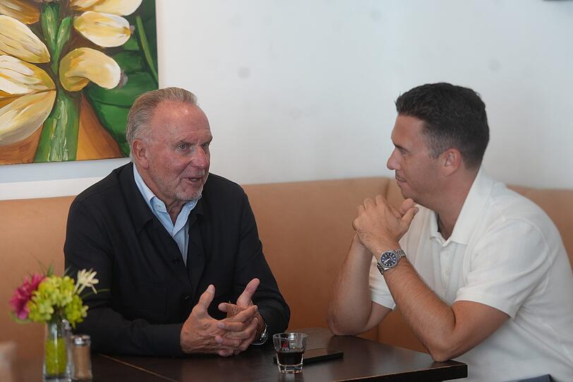Karl-Heinz Rummenigge (l.) im Gespr&auml;ch mit AZ-Chefreporter Sport Maximilian Koch.