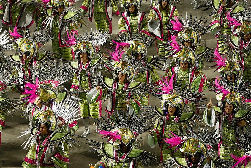 In der Stadt am Zuckerhut ist der "Carnaval 2012" auf seinem Höhepunkt: Zehntausende Tänzer, Tänzerinnen und Trommler zogen in der Nacht zum Dienstag erneut mit riesigen Motivwagen durch Rios Sambódromo an begeisterten Zuschauern vorbei - sehen Sie hier die Bilder...
