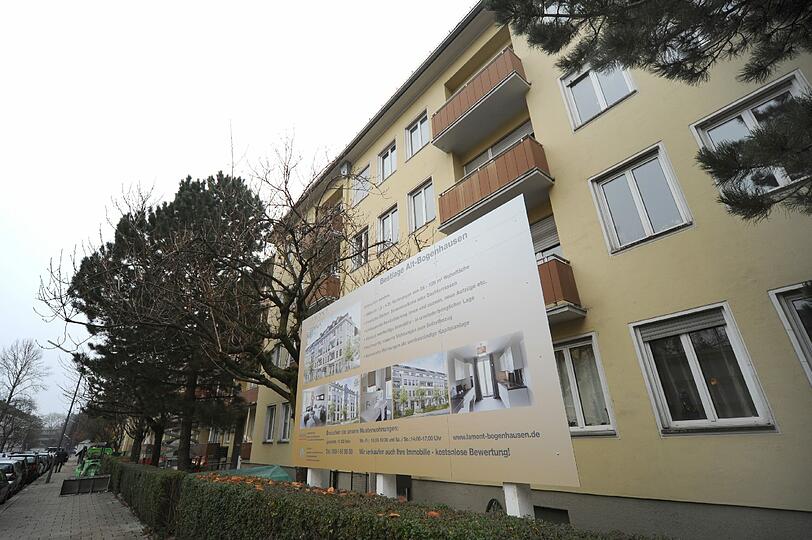 Die Walser Immobiliengruppe wickelt den Verkauf der Wohnungen ab. Ihr Werbeplakat vor dem Haus soll potenzielle Käufer locken.
