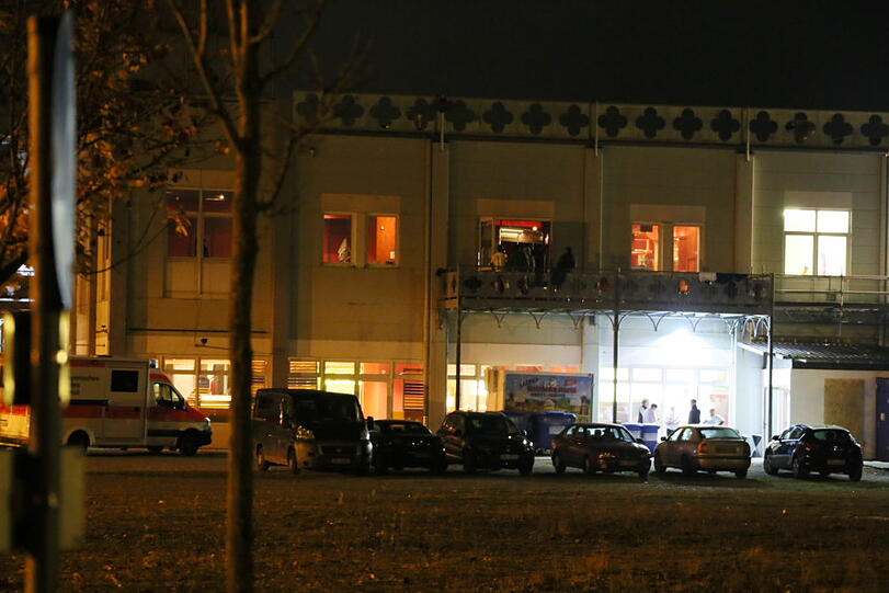 Polizei und Rettung im Flüchtlingsheim. Die Bilder von der Einsatz-Nacht.