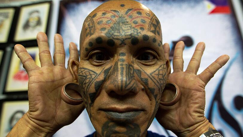 Flesh Tunnel: Hierbei wird ein Piercing gedehnt, bis ein großer Tunnel in der Haut entsteht.