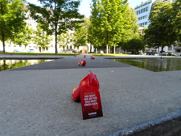 Obwohl: Ganz alleine ist er nicht. Auch auf dem Rundfunkplatz-Laufsteg sind rote Damenschuhe gelandet.