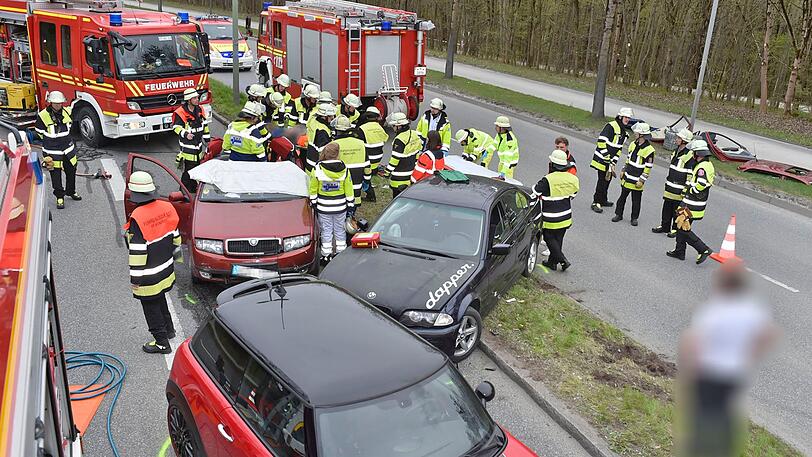 Der junge Mann ist mit einem BMW und einem Mini kollidiert.