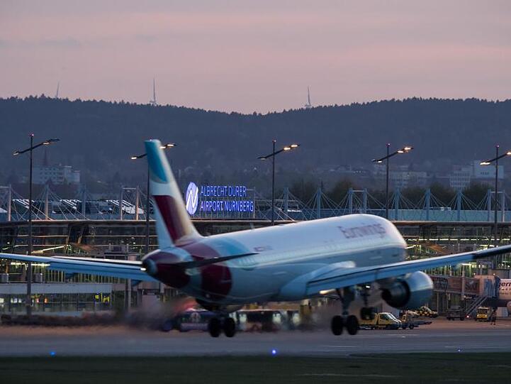 Ein Flugzeug der Fluglinie Eurowings landet am Albrecht-Dürer-Airport in Nürnberg. Foto: Daniel Karmann/Archiv