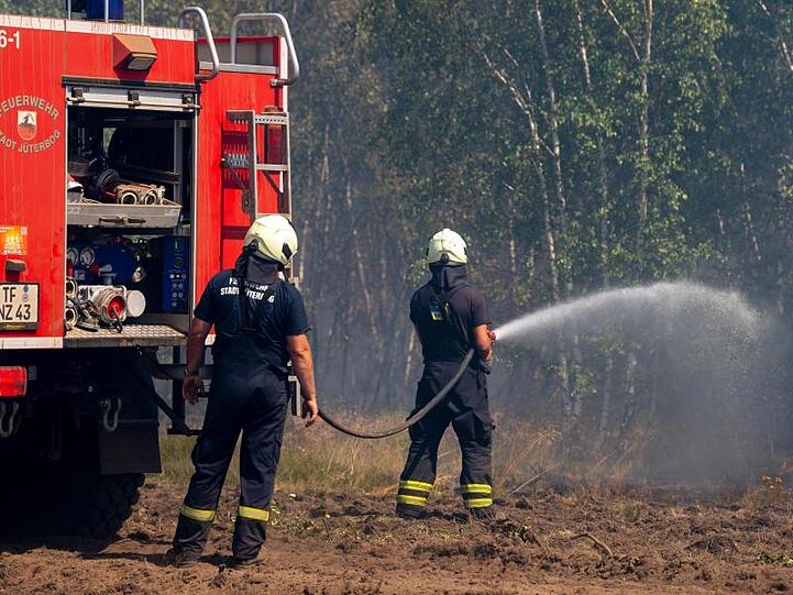Feuerwehrmänner löschen auf dem früheren Truppenübungsplatz bei Jüterbog.