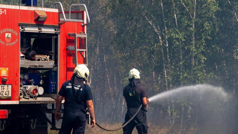 Feuerwehrmänner löschen auf dem früheren Truppenübungsplatz bei Jüterbog.