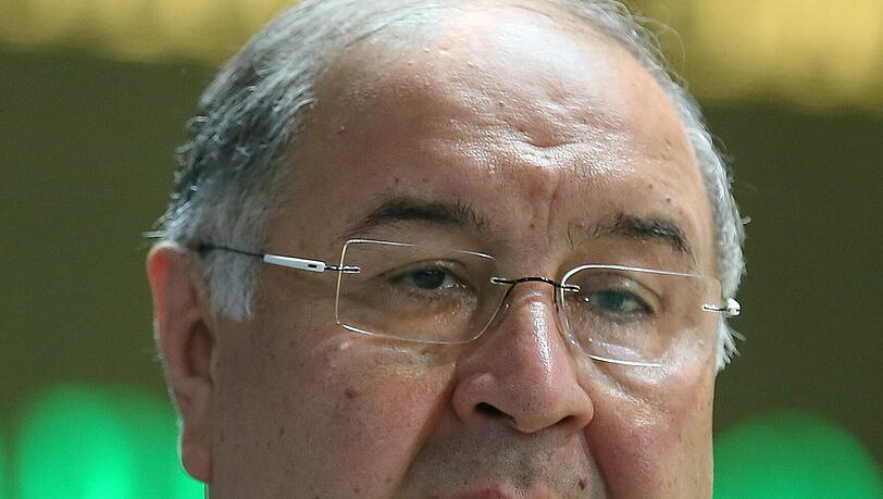 ARCHIV - 18.07.2014, Russland, Kasan: Der russische Milliardär und damalige Präsident des Internationalen Fechtverbandes Alischer Usmanow nimmt an der Siegerehrung des Finales im Säbelfechten der Herren bei den Fecht-Weltmeisterschaften 2014 teil. ARCHIV - 18.07.2014, Russland, Kasan: Der russische Milliardär und damalige Präsident des Internationalen Fechtverbandes Alischer Usmanow nimmt an der Siegerehrung des Finales im Säbelfechten der Herren bei den Fecht-Weltmeisterschaften 2014 teil.
