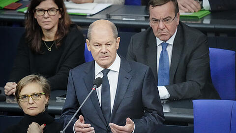Bundeskanzler Olaf Scholz (M, SPD), nimmt an der Regierungsbefragung neben Boris Pistorius (r, SPD), Bundesminister der Verteidigung, im Bundestag teil. Zuvor hatte Scholz mitgeteilt, dass die Bundesregierung Leopard-Kampfpanzer an die Ukraine liefern will. +++ dpa-Bildfunk +++