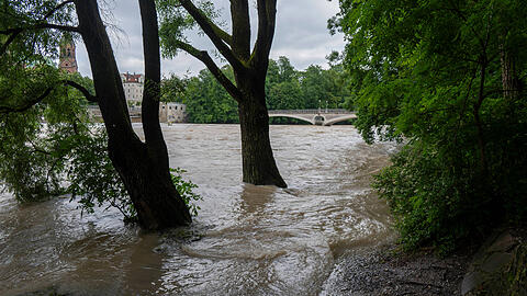 Isar-Hochwasser in München beim Kabelsteg.