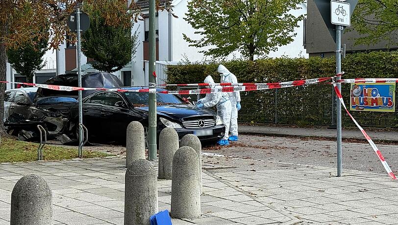 Beamte der Spurensicherung sind neben zwei ausgebrannten Autos im Einsatz. Die Polizei bittet um Zeugenhinweise.