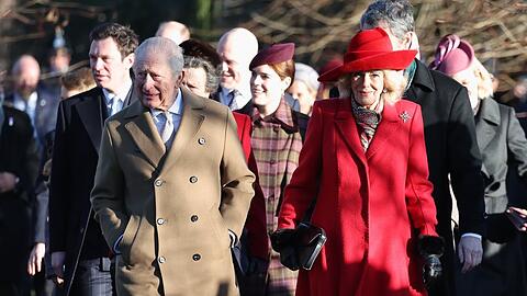 K&ouml;nig Charles und K&ouml;nigin Camilla auf dem Weg zum Gottesdienst in Sandringham.