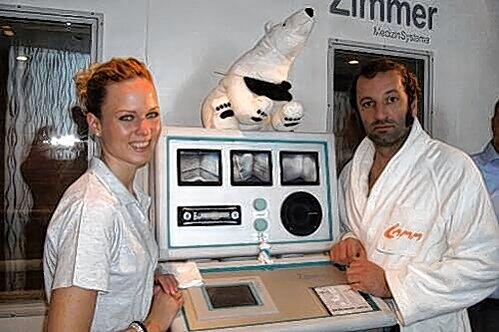 Gesundheitstrainerin Isabella und der &bdquo;Freizeit&ldquo;-Moderator Schmidt Max auf  dem Weg zur Kältekammer mit minus 110 Grad. Isabella wird Schmidt per Monitor überwachen.