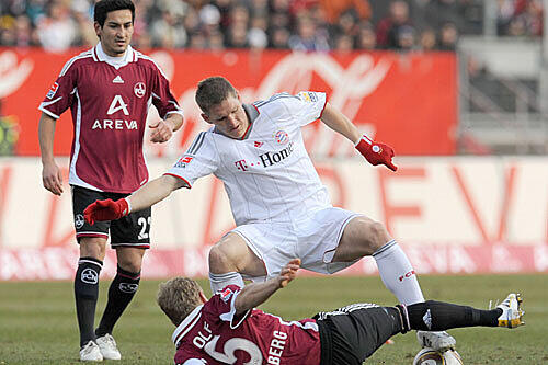 Bastian Schweinsteiger im Zweikampf mit Nürnbergs Andreas Wolf.