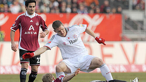 Bastian Schweinsteiger im Zweikampf mit Nürnbergs Andreas Wolf. Bastian Schweinsteiger im Zweikampf mit Nürnbergs Andreas Wolf.