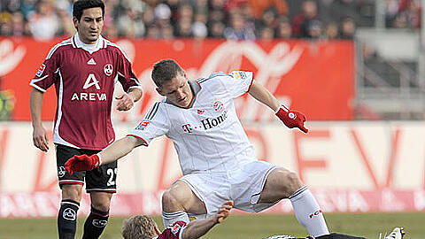 Bastian Schweinsteiger im Zweikampf mit Nürnbergs Andreas Wolf.