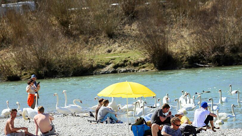 Die Isar zieht die Münchner magisch an – vor allem im Frühjahr und Sommer. Der Flaucher in Thalkirchen ist ein beliebter Treffpunkt im Süden der Stadt. Die Isar zieht die Münchner magisch an – vor allem im Frühjahr und Sommer. Der Flaucher in Thalkirchen ist ein beliebter Treffpunkt im Süden der Stadt.