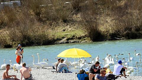 Die Isar zieht die Münchner magisch an &ndash; vor allem im Frühjahr und Sommer. Der Flaucher in Thalkirchen ist ein beliebter Treffpunkt im Süden der Stadt.