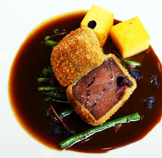 Knusprige Rinderbacken, Polenta, Speckbohnen, Lakritzjus