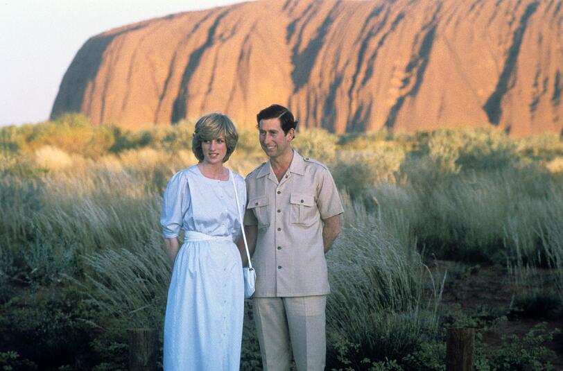 1983: Prinz Charles und Diana besuchen Ayers Rock, den Heiligen Berg der australischen Ureinwohner. Australien war über Jahrzehnte "Diana-Land". Als die Ehe des Thronfolgers zerbrach und als Geschichten über Charles' heimliche Liebschaft mit Camilla, die 14 Jahre älter und nur halb so schön wie Diana war, ans Licht kam, waren die Australier empört. Sie schlugen sich stets auf Dianas Seite.