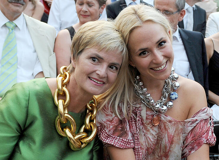 Heute lebt die zweitälteste Tochter von Fürstin Gloria von Thurn und Taxis in London, wo sie als Kolumnistin für das Mode-Magazin "Vogue" arbeitet.