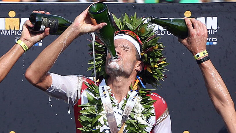 Der Sieger im Vorjahr ist auch diesmal wieder Favorit: Jan Frodeno 2015 in Hawaii auf dem Siegerpodest. Der Sieger im Vorjahr ist auch diesmal wieder Favorit: Jan Frodeno 2015 in Hawaii auf dem Siegerpodest.