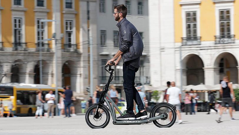 Bald alltäglich? Ein E-Tretroller fährt durch die Stadt.