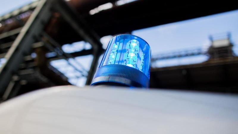 Ein Polizeifahrzeug mit Blaulicht auf dem Dach. Foto: Rolf Vennenbernd/Archiv